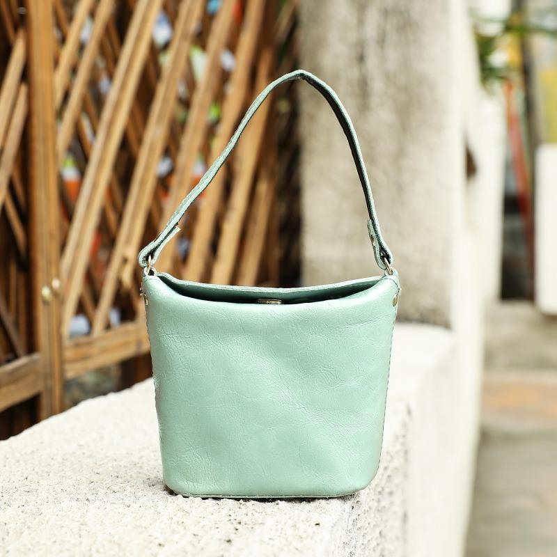 

Сумка-кошелек из натуральной кожи Spring Hand, изготовленная из высококачественной коровьей кожи, создает ощущение высокого класса и изысканности светло-серый