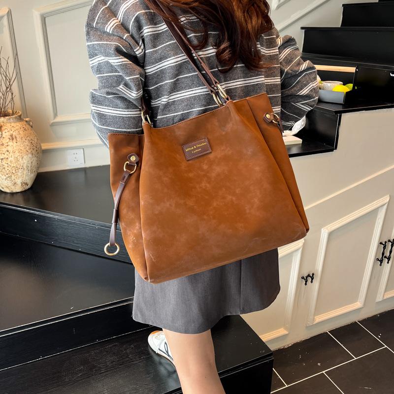

Large-capacity bag women s 2025 new autumn and winter high-end retro work commuter tote bag going out shoulder bag коричневый
