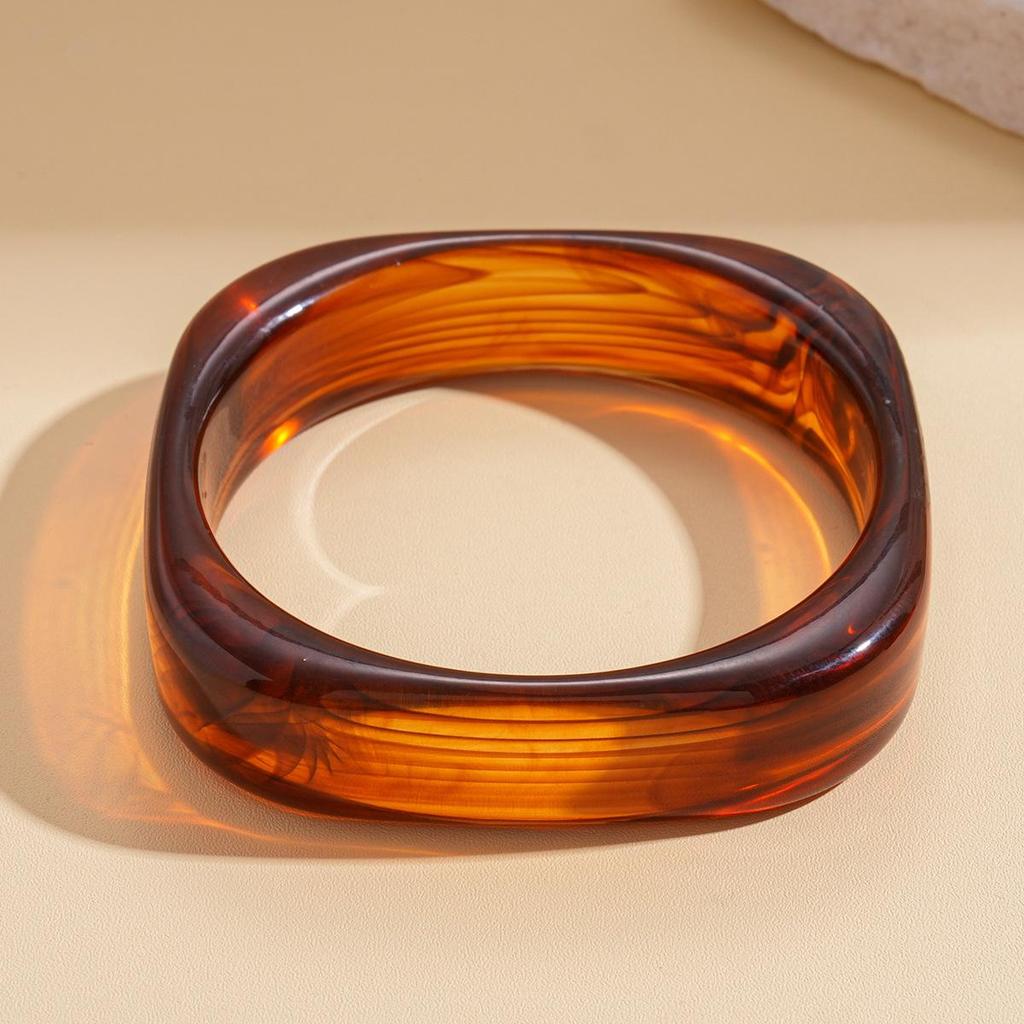 Unique Retro Resin Bracelet: Personalized Fashion Jewelry for Women