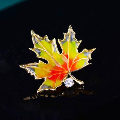 Brožový špendlík ve stylu Mori s cloisonné smaltem, javorovým listem, zirkonem a sponou proti odhalení