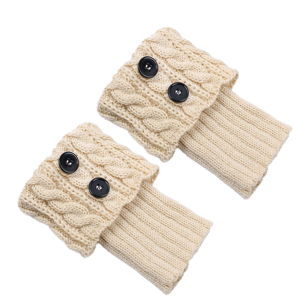 Dicke Wollsocken mit gedrehten Knöpfen für Zehenschoner und kurze Stiefelstulpen für winterliche Wärme