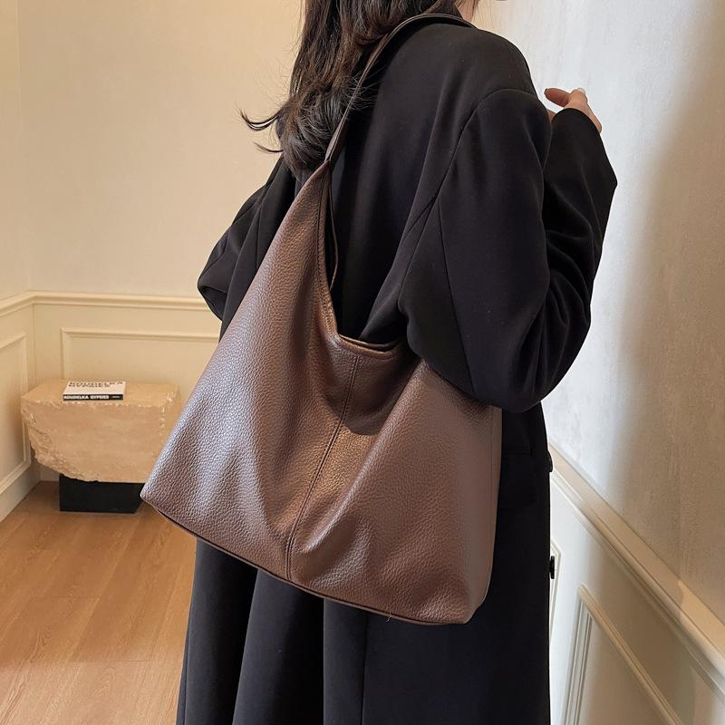 

Internet celebrity texture mother and child bag foreign style women s bag 2025 new spring explosion shoulder large capacity armpit bag messenger bag 35*11*37 темно-коричневого