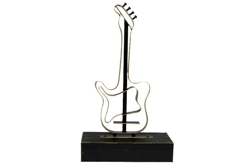 

Объектная гитара с деревянной подставкой