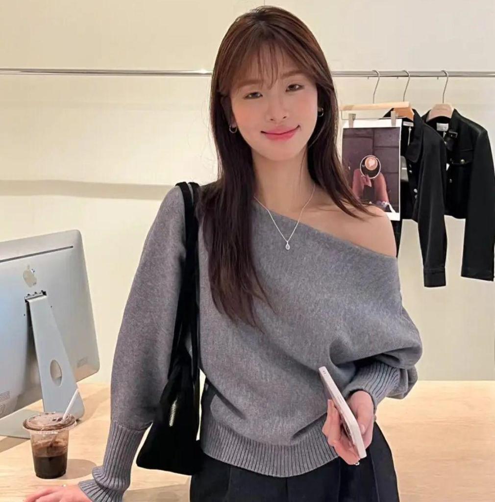 Versatile Off-Shoulder Lantern Sleeve Knitwear: Wear Alone, As a Layer, or Oblique-Style—Perfect for Autumn and Winter.