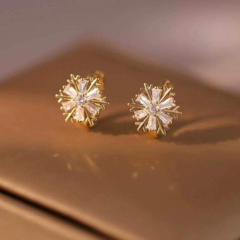 New Lovely Snowflake Charm Earring For Women Christmas Gift Fashion Crystal Zircon Stud Earrings Girls New Year Jewelry