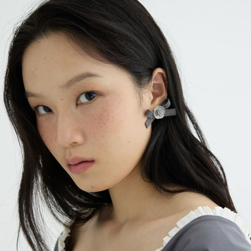 LOVUEE Frosted Rose Earrings with Gray bow details