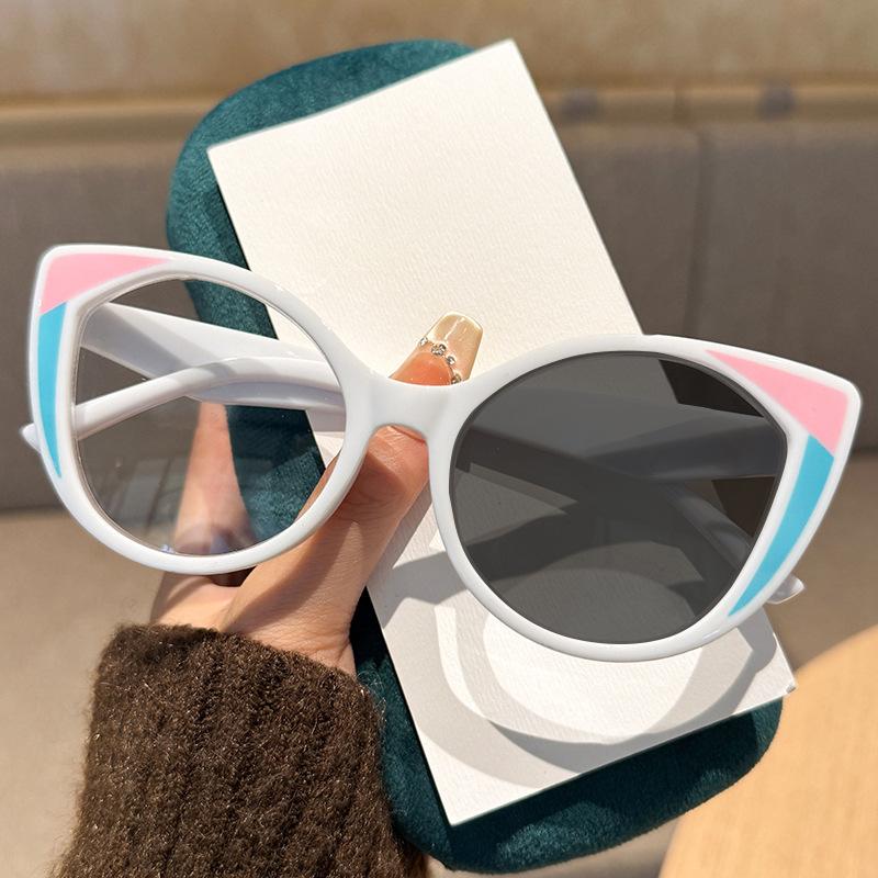 Fashion and Trendy Cat Eye Photochromic Myopia Glasses Personalized Color Blocking Anti Blue Light and Anti Radiation Glasses