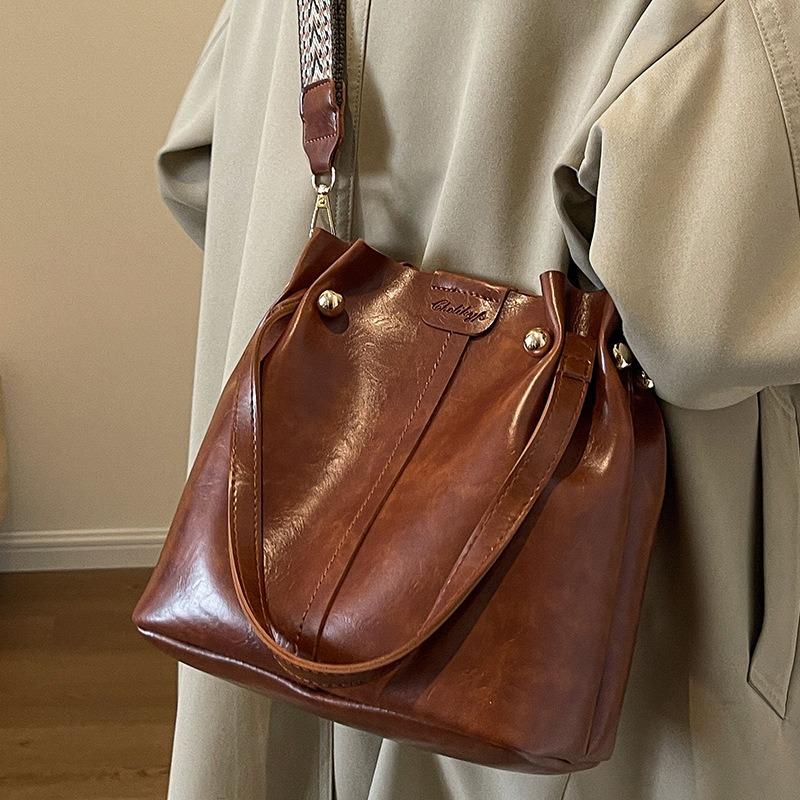 Retro fashion small bag new women's bag Maillard commuter bucket bag high value shoulder bag women