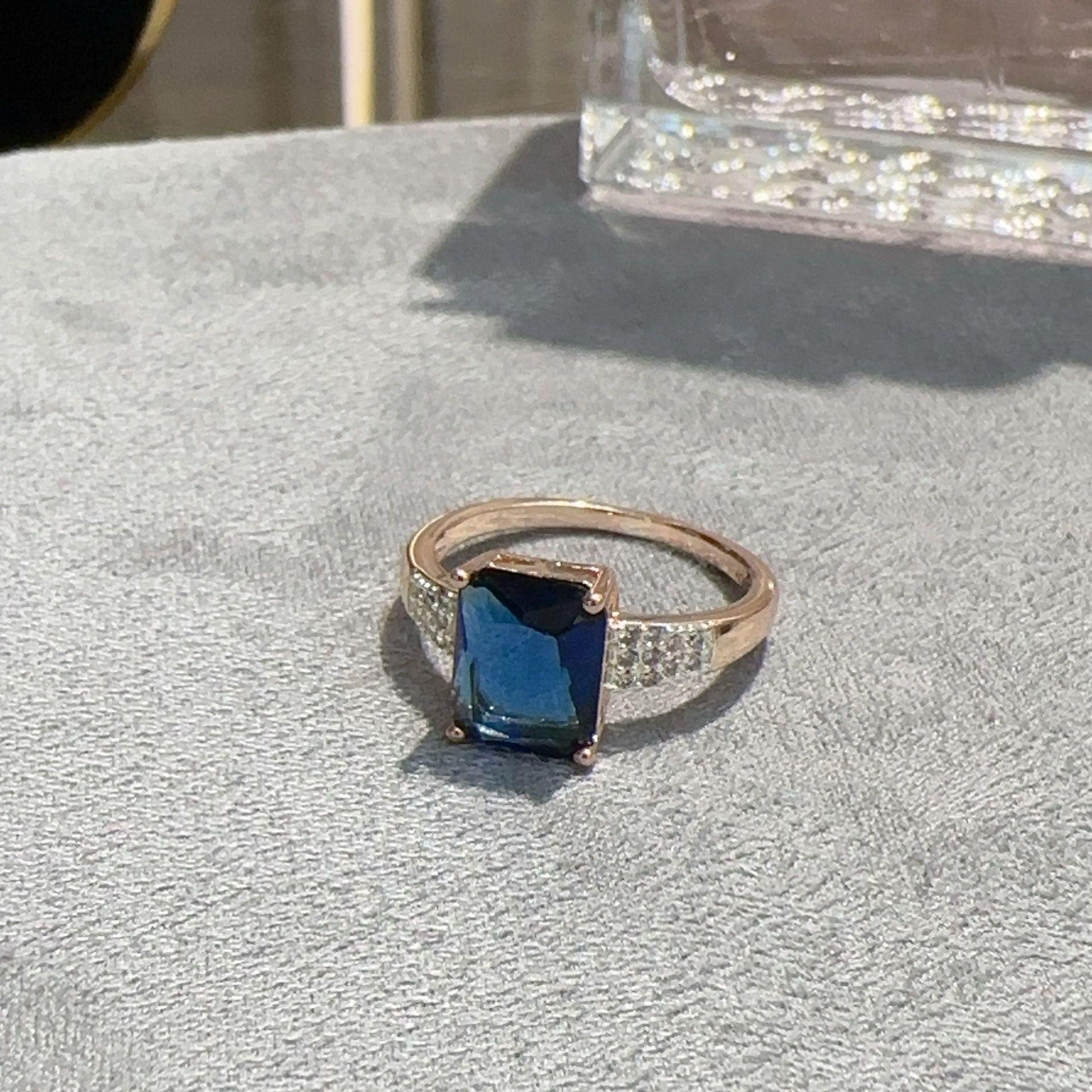 

Ювелирный набор Гулькина: Серьги, ожерелье и кольцо из позолоченного золота 585 пробы с сапфирами.