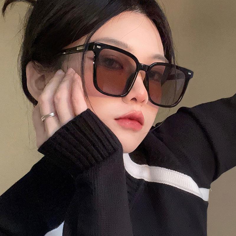 Trendy Brown Rivet Sunglasses - Large Frame, Small Face Effect for Beach Vacations