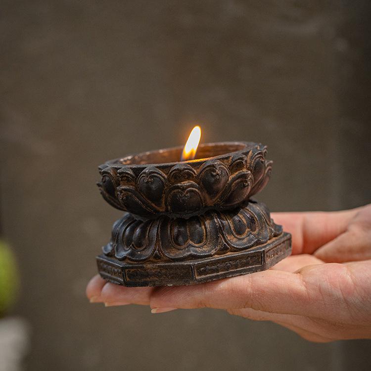 Lotus-Kerzenhalter aus der Mitte des Jahrhunderts: Retro Zen-Ornament, Kleine runde Basis
