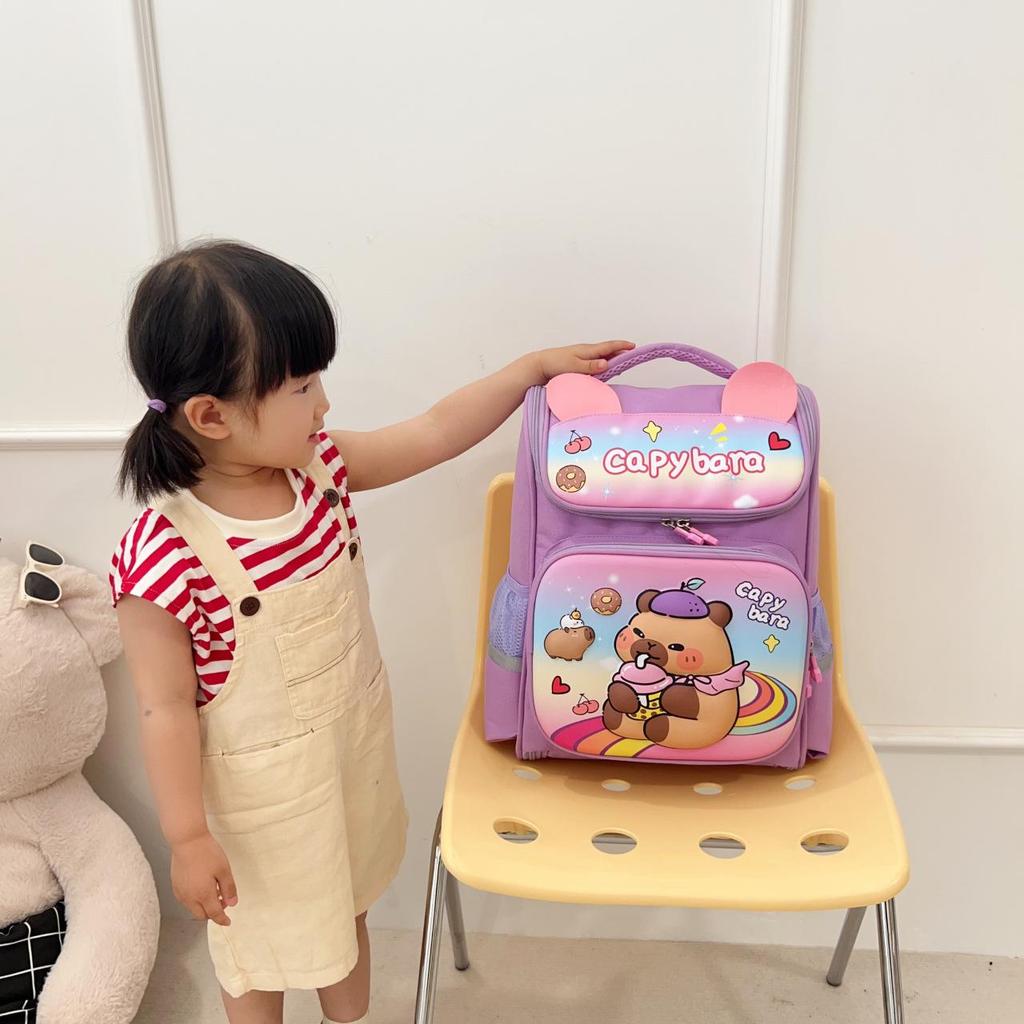 Capybara Cartoon Rucksack für Jungen & Mädchen der 1. & 2. Klasse – Schultasche für Kinder mit Weltraum-Thema