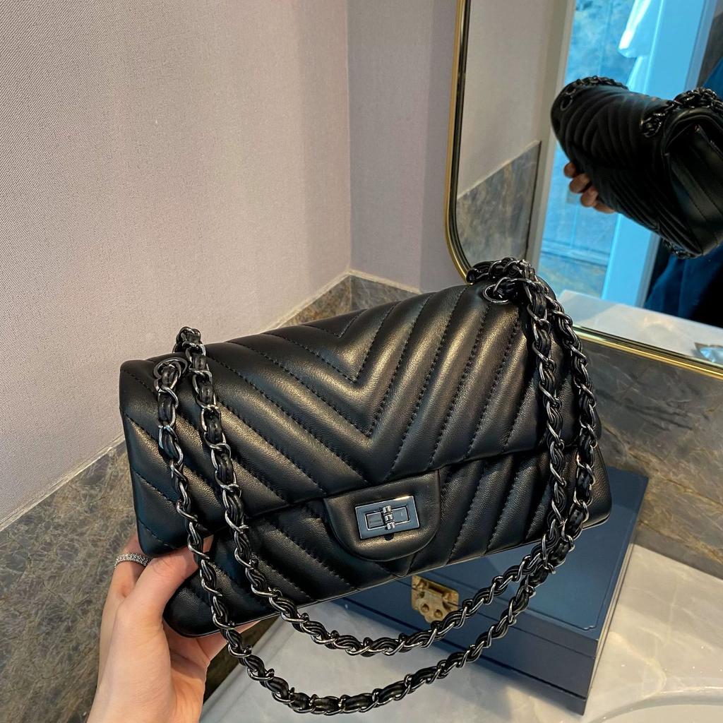 This Small Square Leather Bag Is A Versatile V-shaped Diamond-shaped Chain Bag with A Large Capacity. It Is A Single-shoulder Crossbody Women's Bag