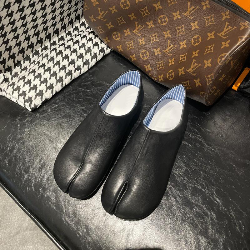 

2025 весна новые м6 плоская кожа лоферы на одной педали женские с глубоким вырезом с раздвоенным носком маленькие кожаные туфли серебристые женские туфли 35