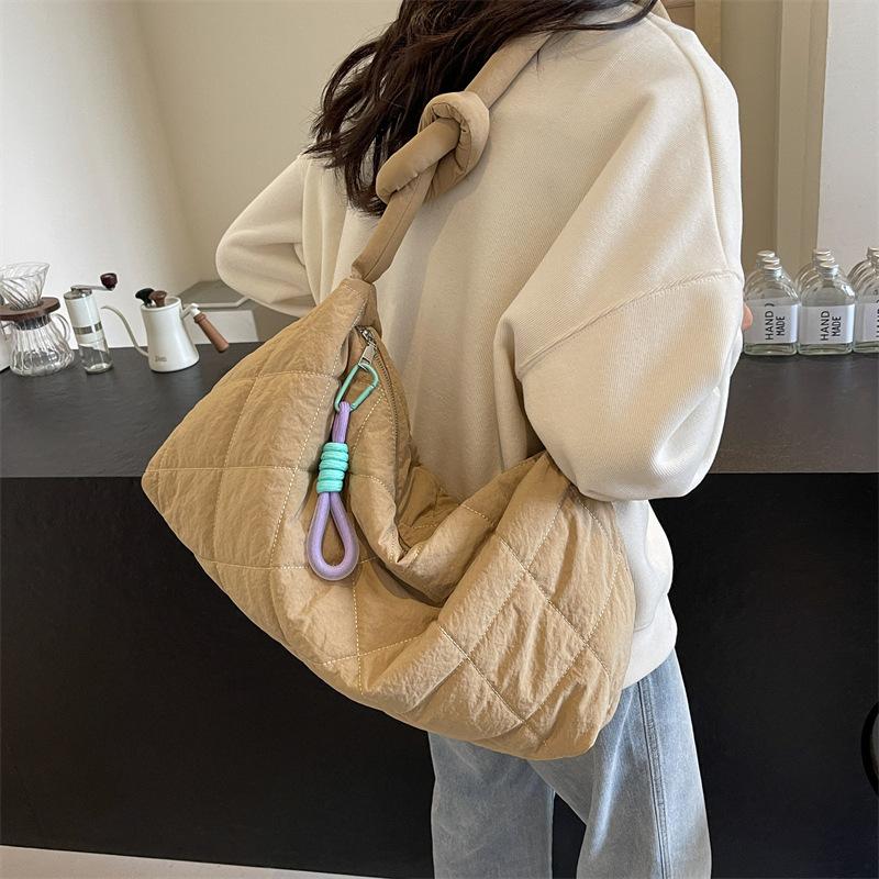 Rhombus large-capacity shoulder messenger bag casual handbag new underarm bag pleated tote bag