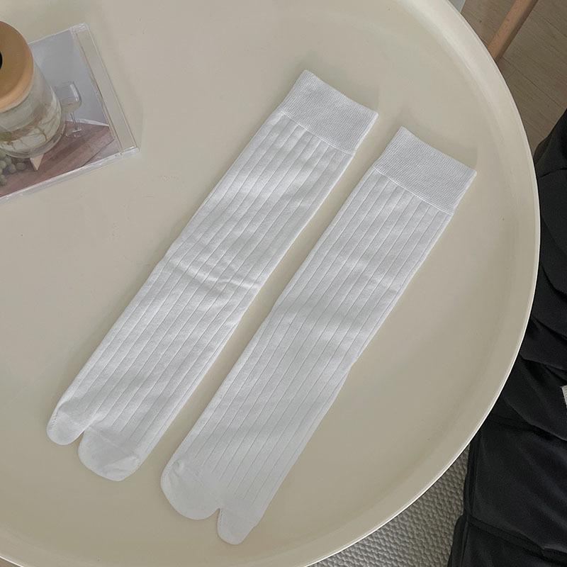 Japanese Style Split-Toe Vertical Stripe Mid-Calf Socks One Size белый