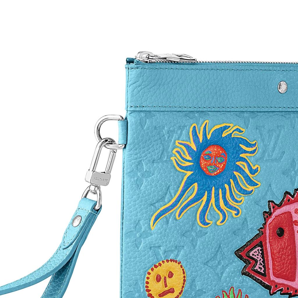 Louis Vuitton X Yayoi Kusama Pochette To-Go Fantasia Cartoni Animati Monogramma Pelle Goffrata Pochette da Uomo Pochette da uomo Blu M81944
