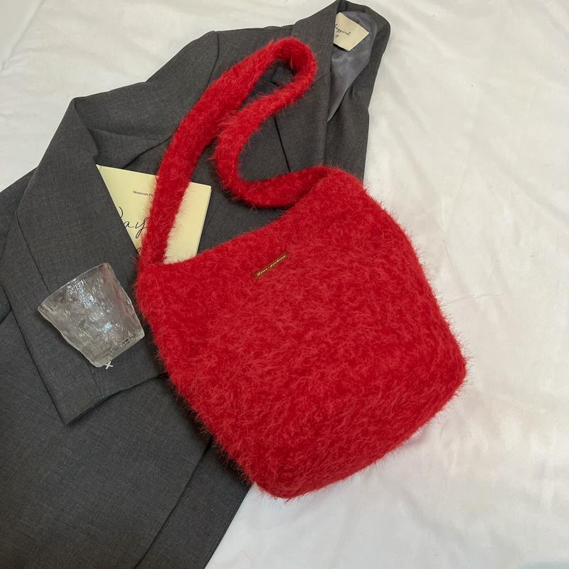 Japanese ins wind plush cute bucket bag autumn and winter new casual large-capacity niche shoulder messenger bag