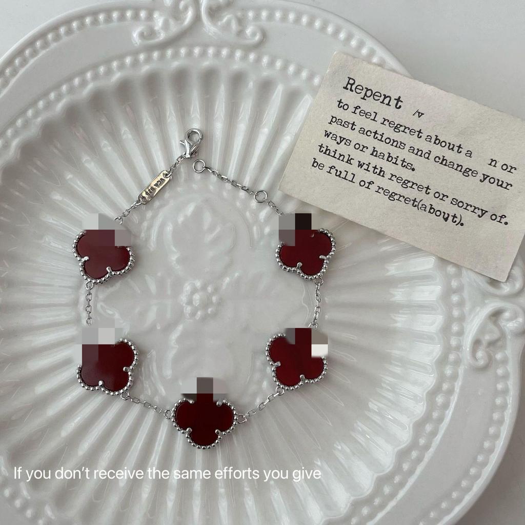 S925 Sterlingové stříbro Červený jetel Pěti-květinový Lehký luxusní náramek