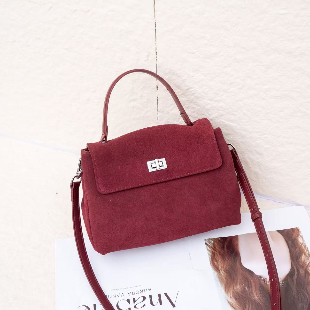 2025 Женская роскошная сумка через плечо из натуральной коровьей кожи, сумка-мессенджер для работы, ретро-коричневая, из искусственной замши, модная осенне-зимняя сумка на плечо 25x10x18.5cm бордовый