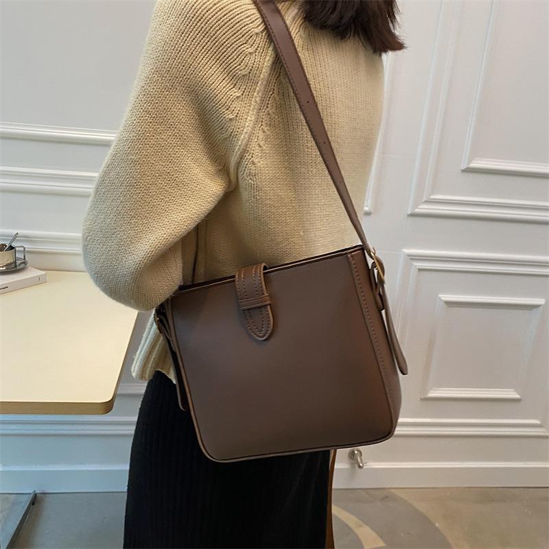 Fashion trend women's bag new simple solid color shoulder messenger bag texture retro bucket bag
