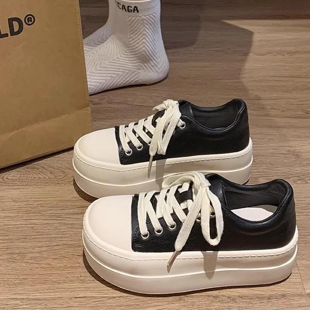 2025 neue dicksohlige kleine weiße Schuhe Damen Frühling vielseitige Muffin-Schuhe lässige kleine leichte und hohe Board-Schuhe