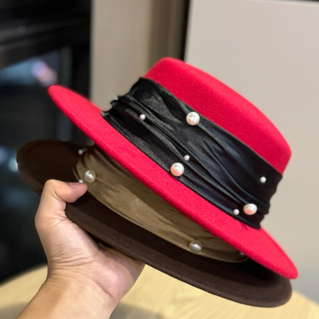 Ultra-rich Gold Pleated Ribbon Pearl White Flat Top Autumn and Winter Woolen Hat for Women High End Fashion Holiday Trend