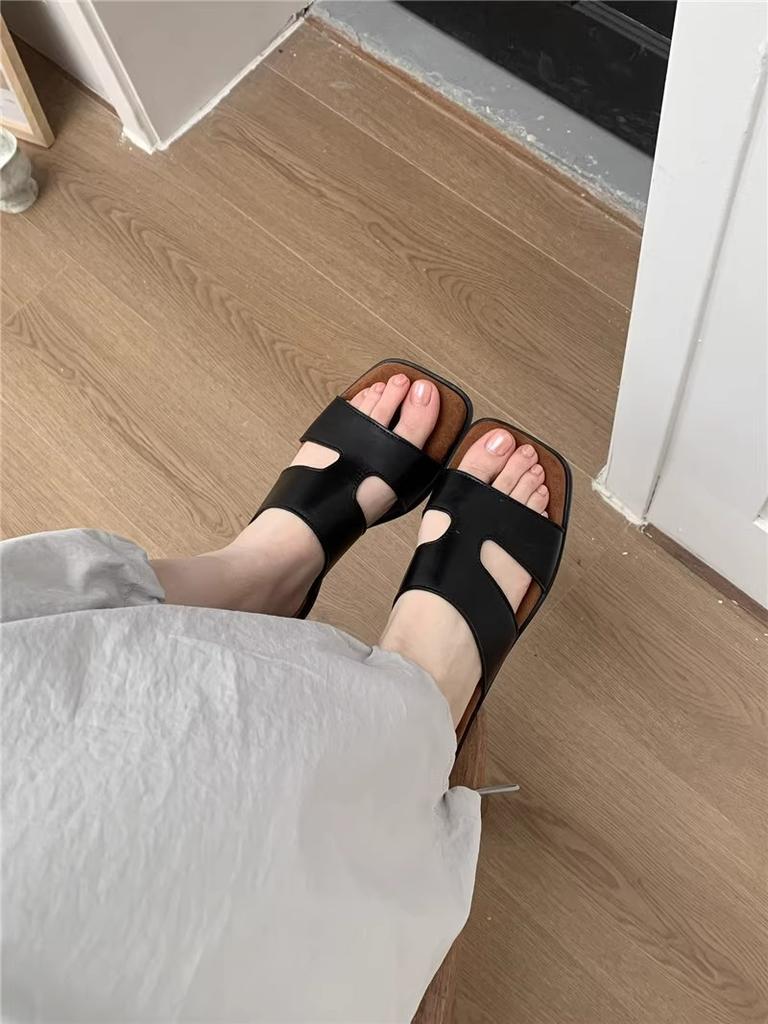 Nischendesign Ein-Wort-Slipper zum Ausgehen und Tragen hochwertig 2025 Sommer neue coole Slipper Damen Urlaubs-Strandschuhe