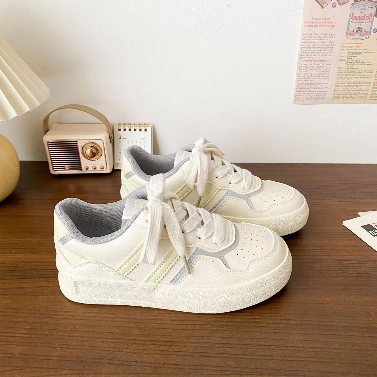 

Шикарные белые туфли в гонконгском стиле с кожаной поверхностью, женские, популярные в 2024 году, универсальные спортивные и повседневные кеды, студенческие кроссовки для бега, женская обувь 40 бежевый