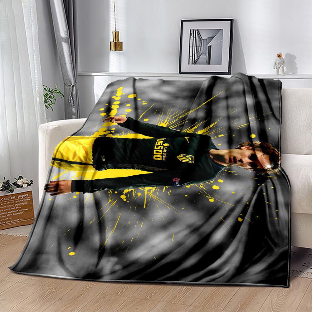 Portrait Mystery Blanket Soft Warm Cozy Great for Livingroom Bed Couch Four Seasons Multipurpose Stylish Decor Gift for Travel Home Birthdays