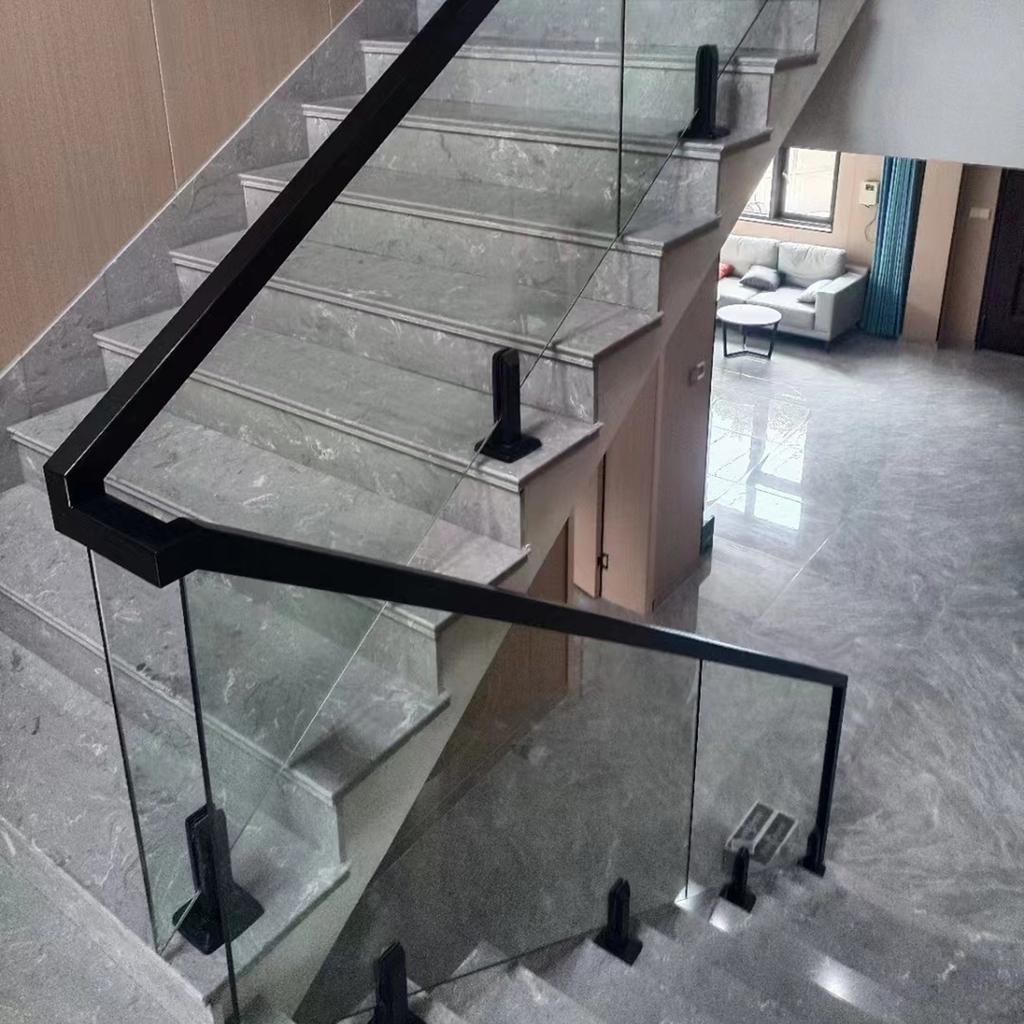 Set von Glasgeländerhaltern Quadratische Designs für Stärke Edelstahlkonstruktion für Balkone und Treppen