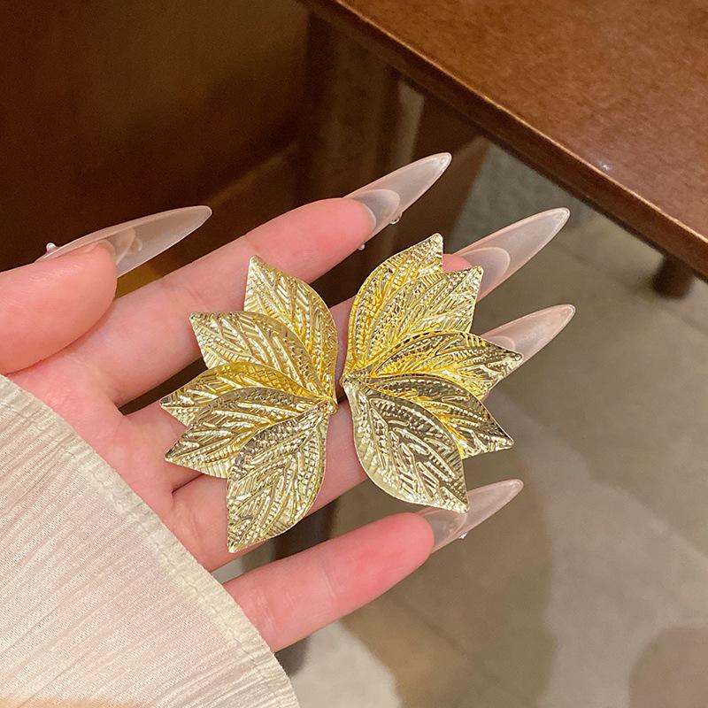 

Серьги-цветы с текстурой листьев, в стиле легкой роскоши, модные, с передовым ощущением, преувеличенные, для женщин 1 pair золотистый
