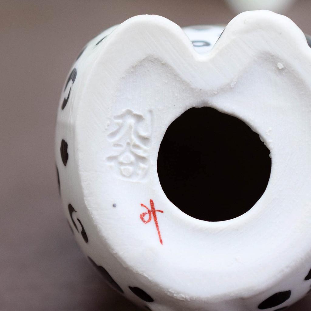 Stylish Kutani Ware Figurine by Waza No Kura: Right-Handed Maneki-Neko Leopard Print. Perfect for Feng Shui, a Perfect Gift for a Store Opening.