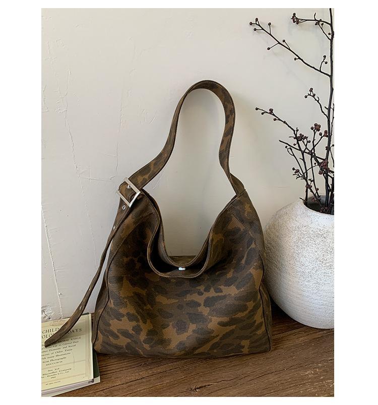 

Korean version tote bag high-end sense large-capacity armpit bag 2025 new fashion leopard print bag fashion shoulder bag коричневый