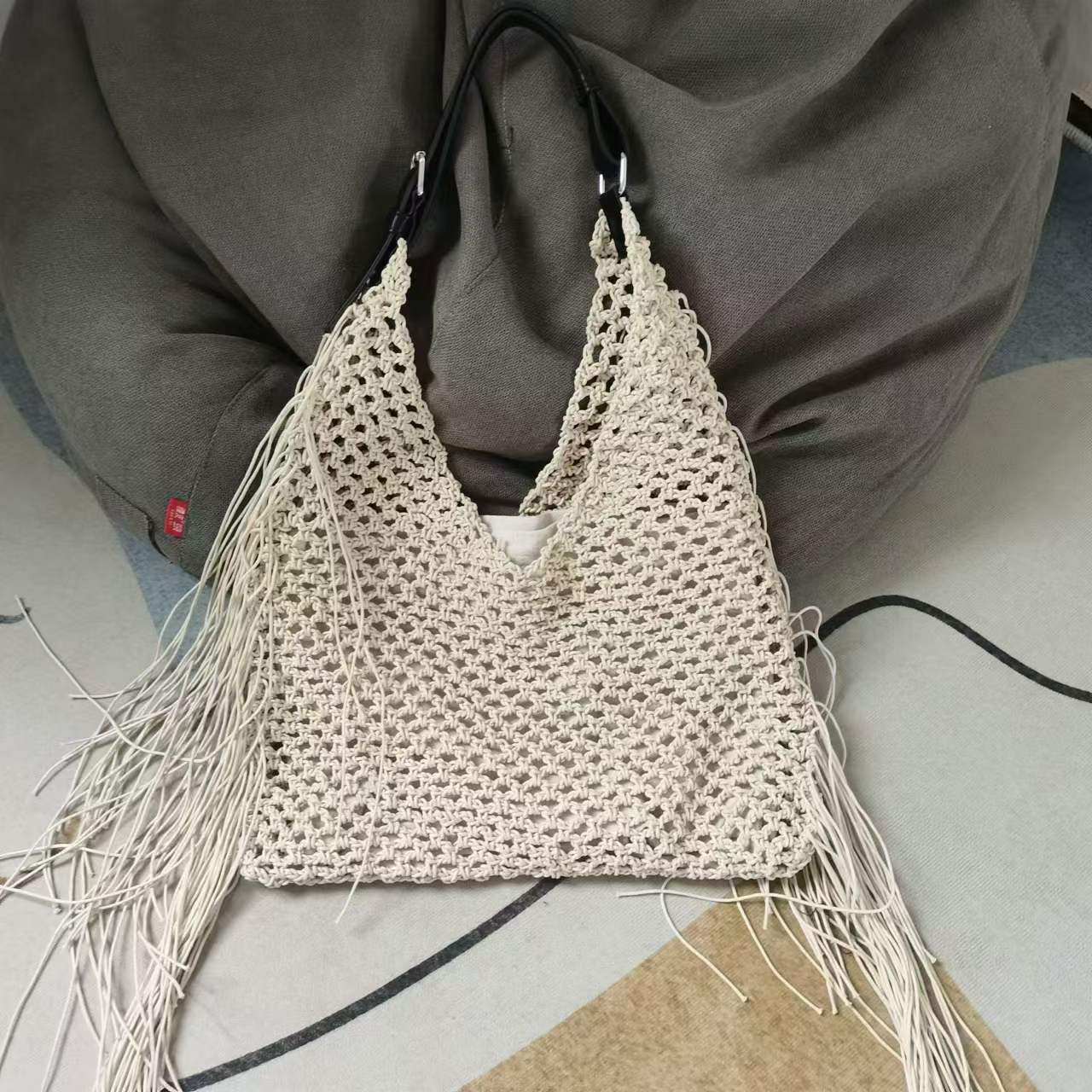 

Большая вместительная женская плетеная пляжная сумка с кисточками, полая сумка на одно плечо, подмышечная впадина, дизайн для пляжного отдыха Ins, высококачественный нишевый дизайн