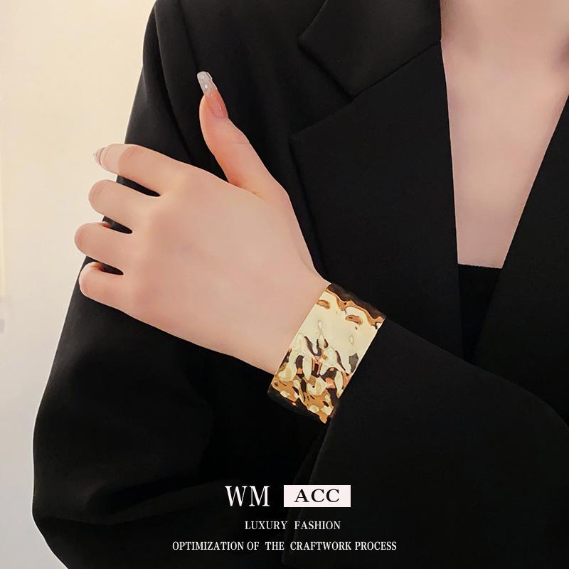 European & American Pleated Metal Bangle: Elegant Cold-Style Bracelet with High-End Luxury Design
