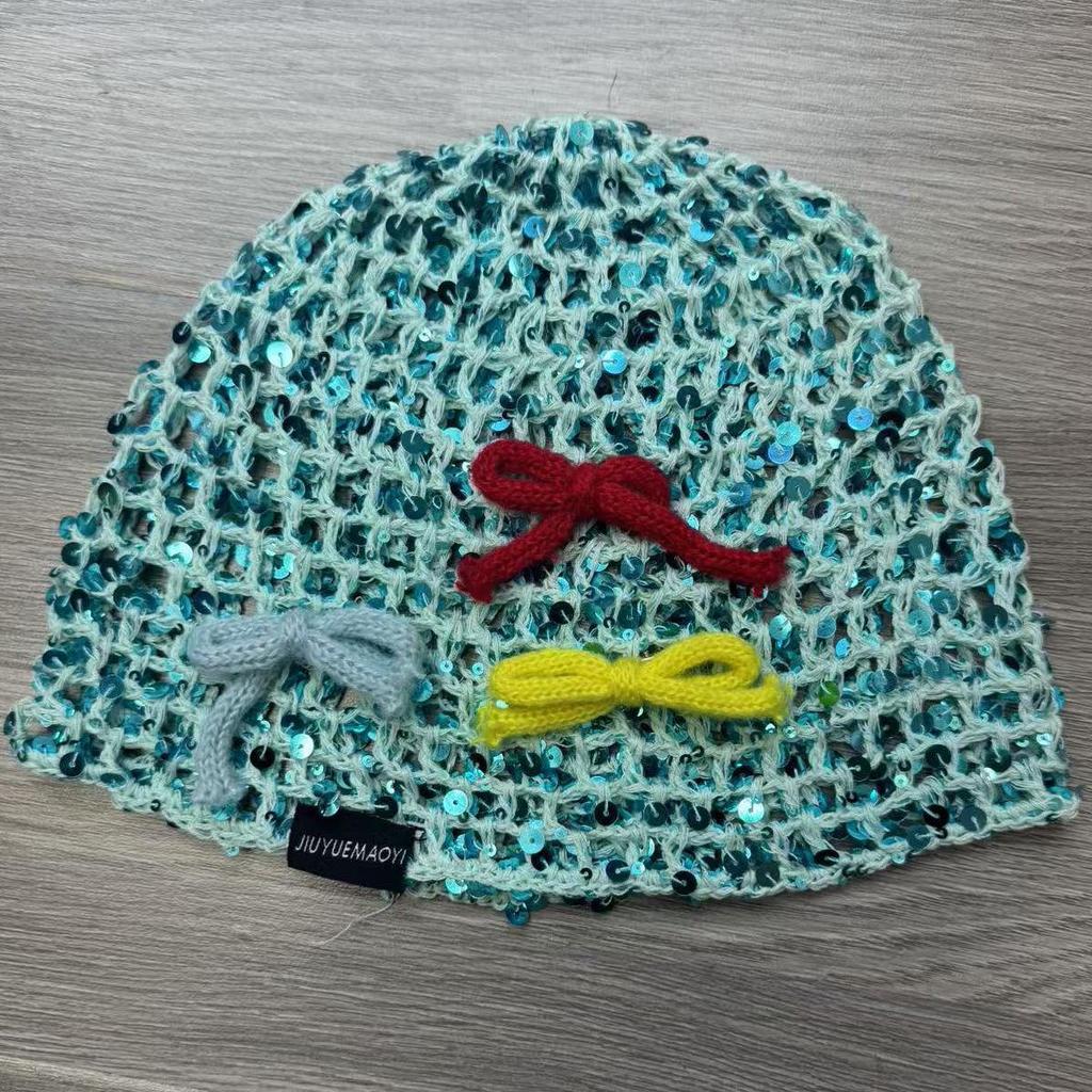 Cappello Berretto in Lavorazione a Maglia con Paillettes e Fiocco Coreano per Donna: Copricapo alla moda in rete di lana