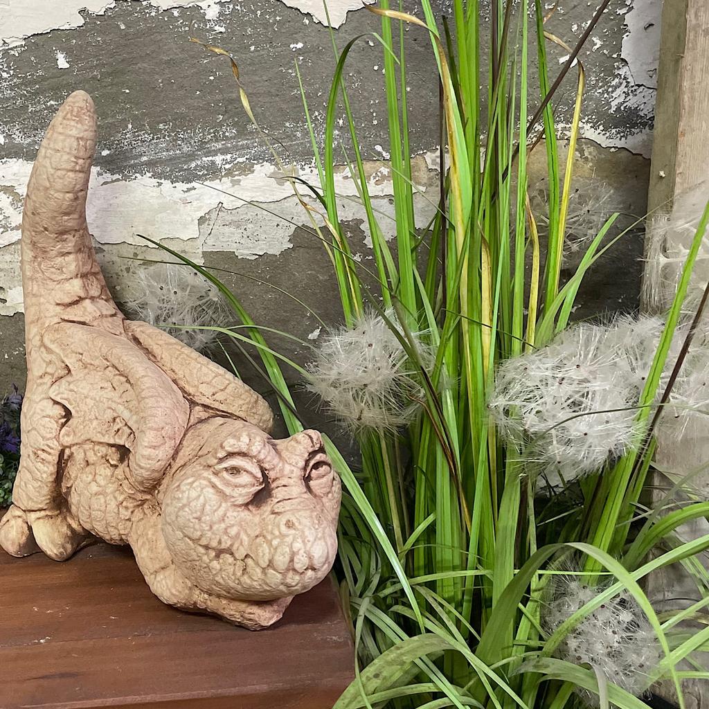 Garden figure dragon pacifier made of concrete