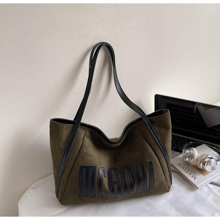 

Retro premium texture matte bucket bag women s 2025 new large-capacity letter commuter shoulder bag commuter bag зелёный