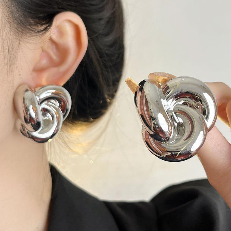 

European And American Retro Exaggerated Twisted Metal Earrings Summer Light Luxury Temperament Suitable For Women s Accessories срібний
