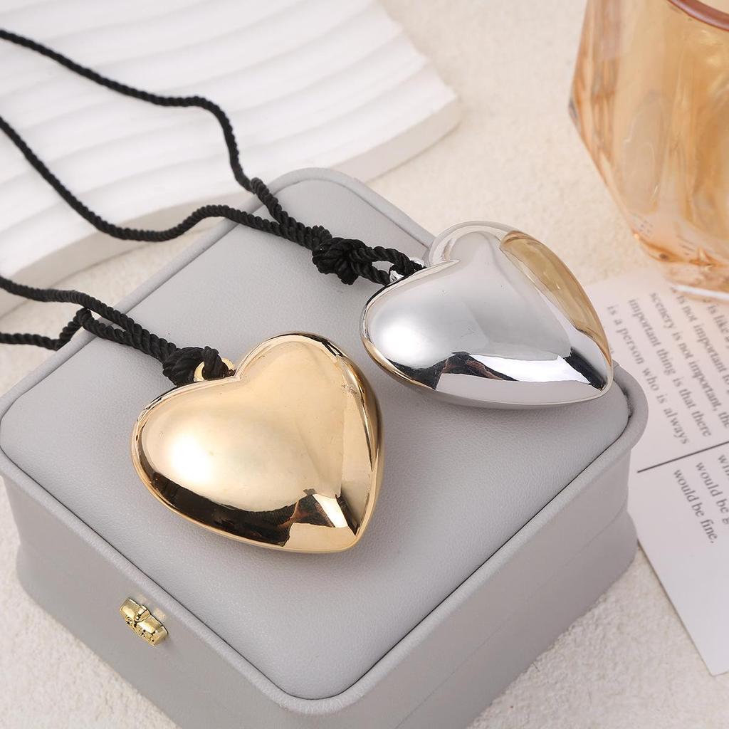 Heart Pendant Long Necklace - Women's Elegant High-End Fashion Sweater Chain Accessory