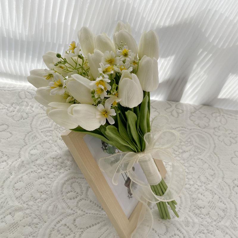 Hochzeitsstrauß im koreanischen Stil: Künstliche Tulpenblumen für die Braut, Ideal für Hochzeitsdekoration & Fotos.