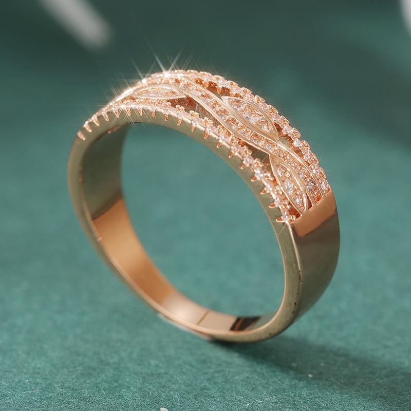 Elegant Classic Hollow Patterned Golden Plated Ring Women Fashion Inlaid Synthetic Zirconia Banquet Wedding Jewelry Accessories