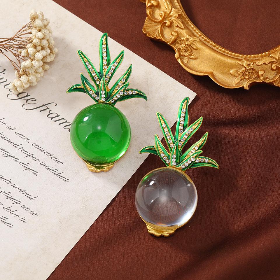 

Classic Vintage Women Girls Resin Stone Pineapple Pins Brooches Retro Trendy Creative Design Fruit Crystal Badges Corsage Pin