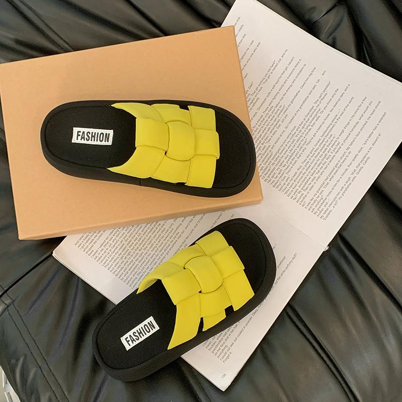 2025 summer new thick-soled cool slippers women's summer outer wear heightening sandals seaside beach one-word slippers women's shoes