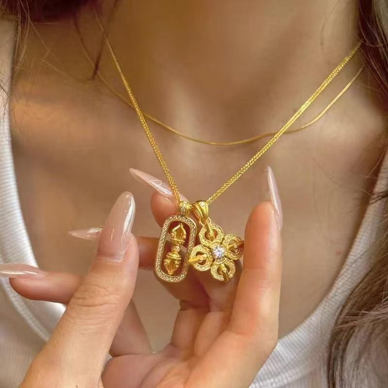 Gouden Vajra Hanger Ketting voor Vrouwen met Diamantaccenten en Kruisontwerp - Douyin Stijl