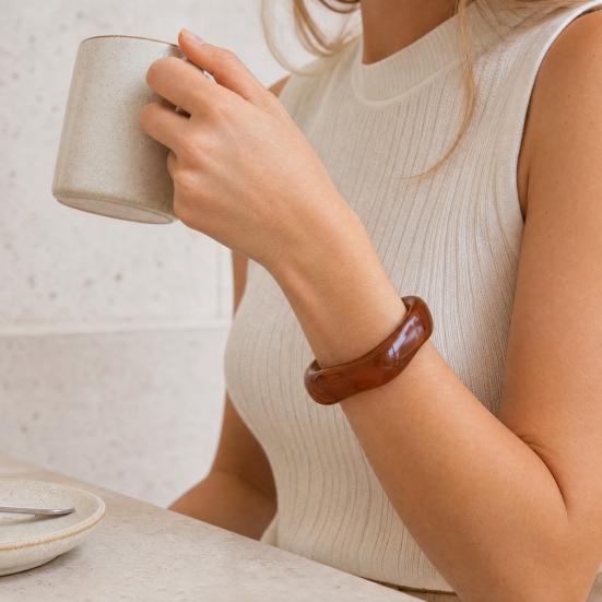 Gennemsigtig Harpiks Armbånd, Overdrevet Uregelmæssig Form Armbånd, Retro Stil Letvægts Lagdelt Armring til Smykkegave