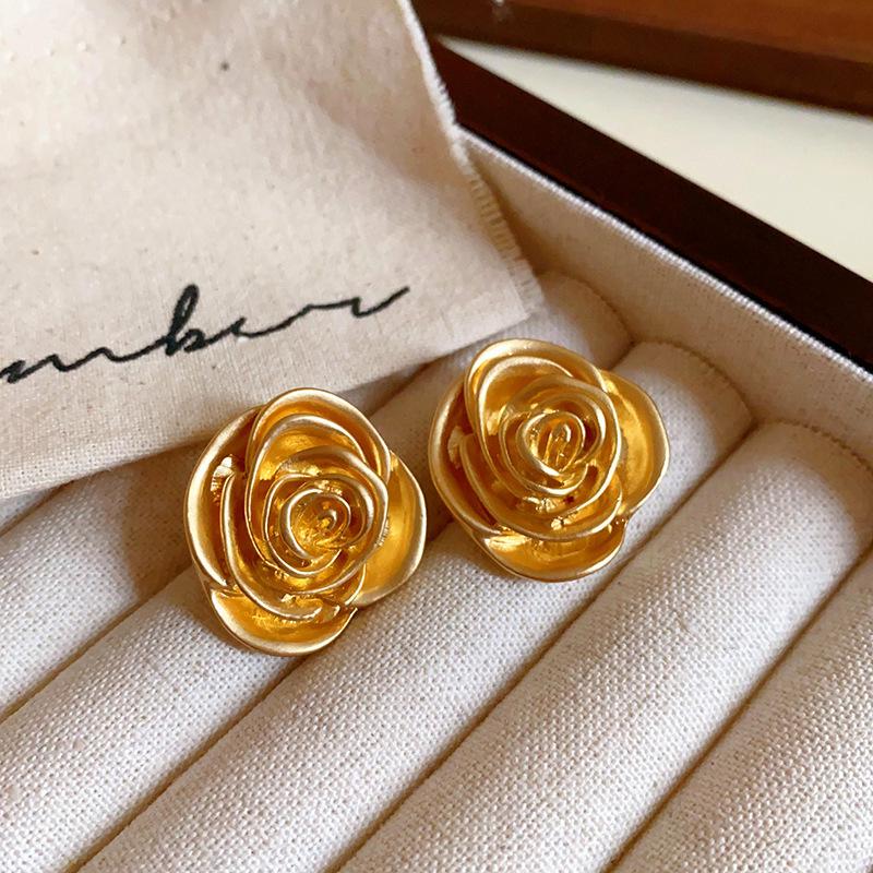 Elegant Vintage French Butterfly Flower Stud Earrings - High-End Fashion Accessories for Women