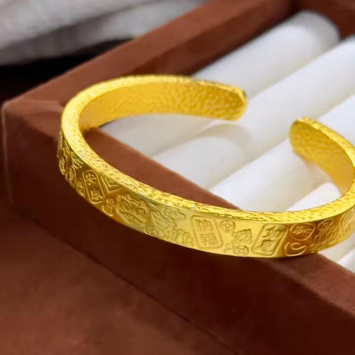 

Gold Shop Style: Sand Gold Shiny Hammered Bangle with Lion Dance Auspicious Words - Versatile Chinese Hand Jewelry.