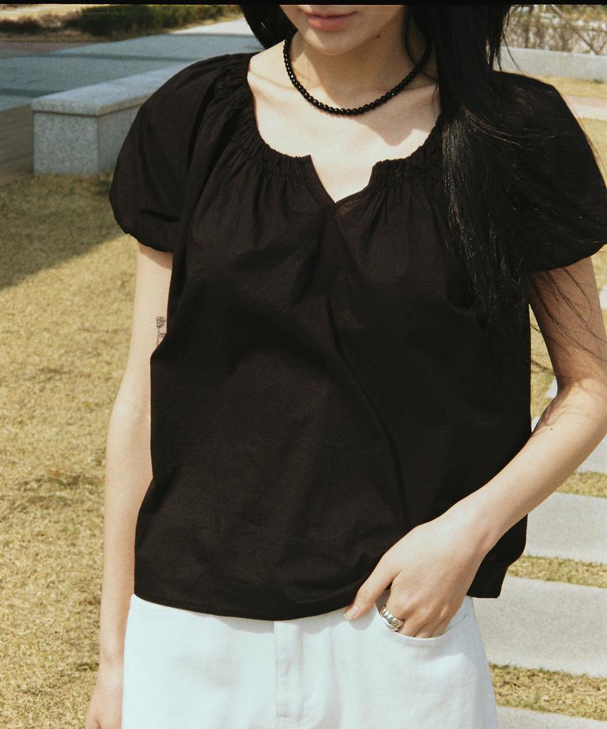 Julliapepe Amy Shirring Puff Blouse (Black)